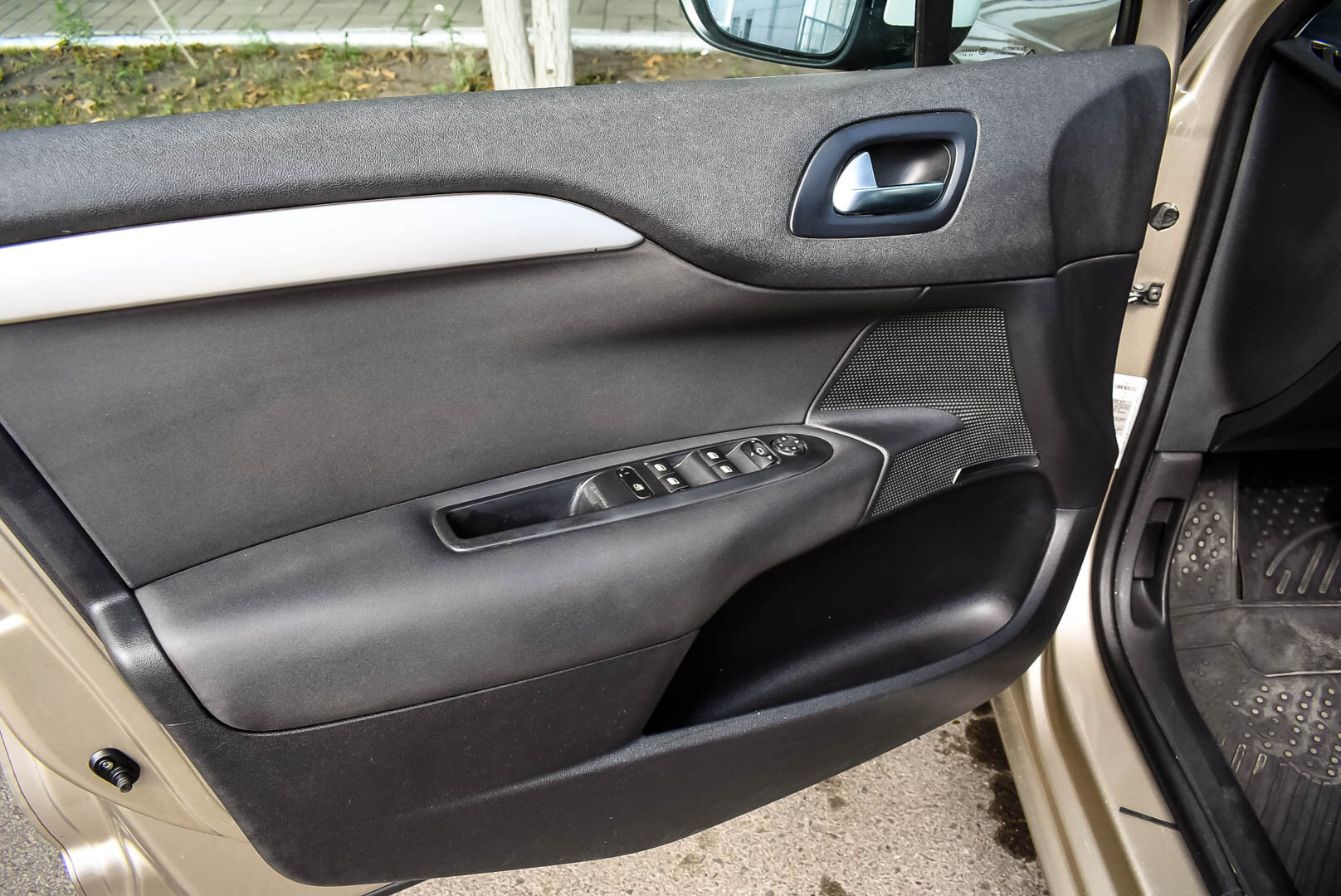 Citroen C4, II 1.6 AT (120 л.с.) 2011