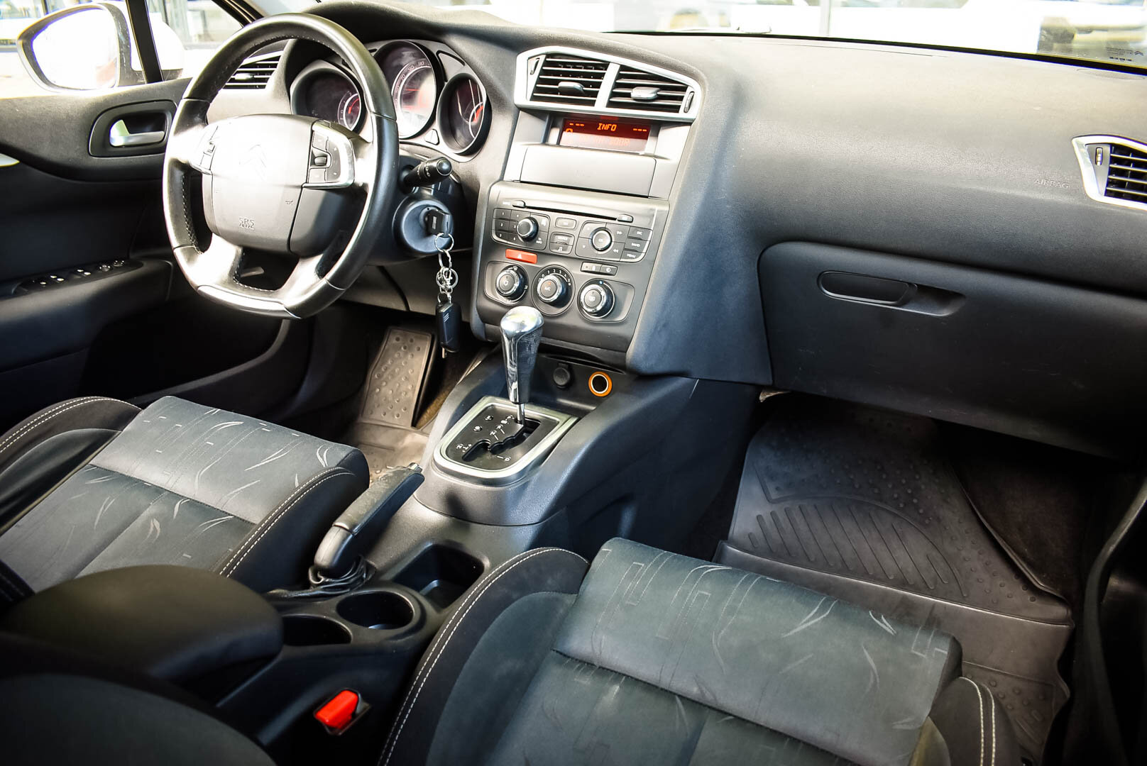 Citroen C4, II 1.6 AT (120 л.с.) 2011