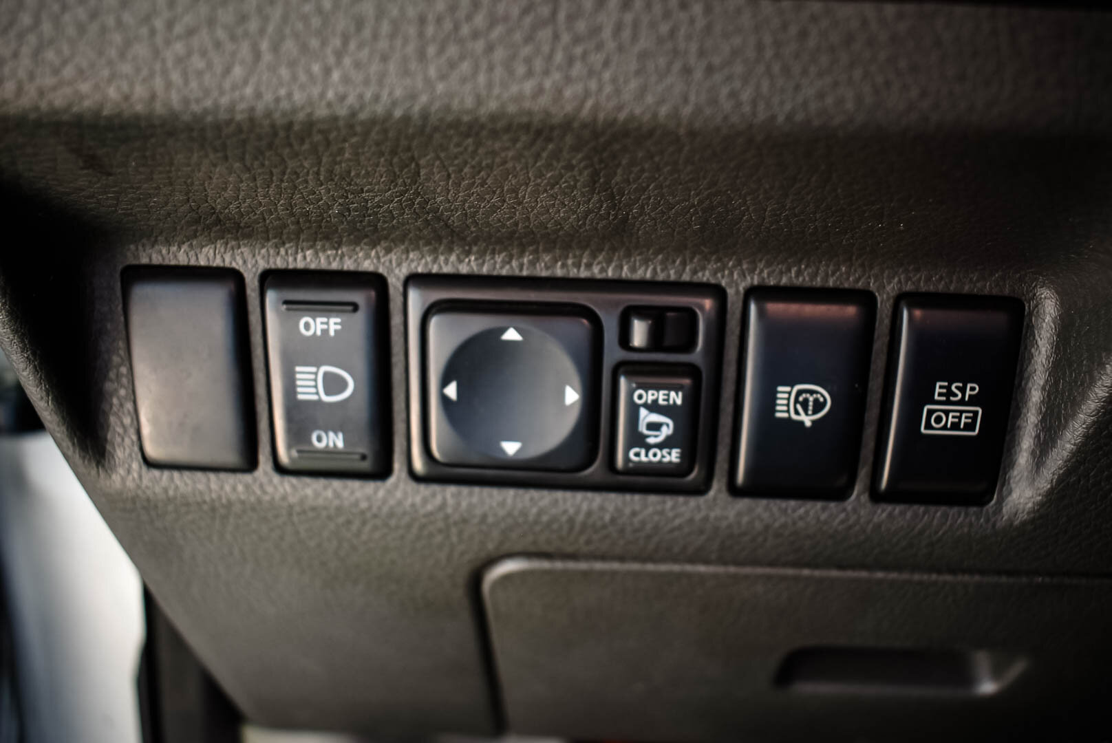 Nissan X-Trail, I Рестайлинг 2.5 MT (165 л.с.) 4WD 2006