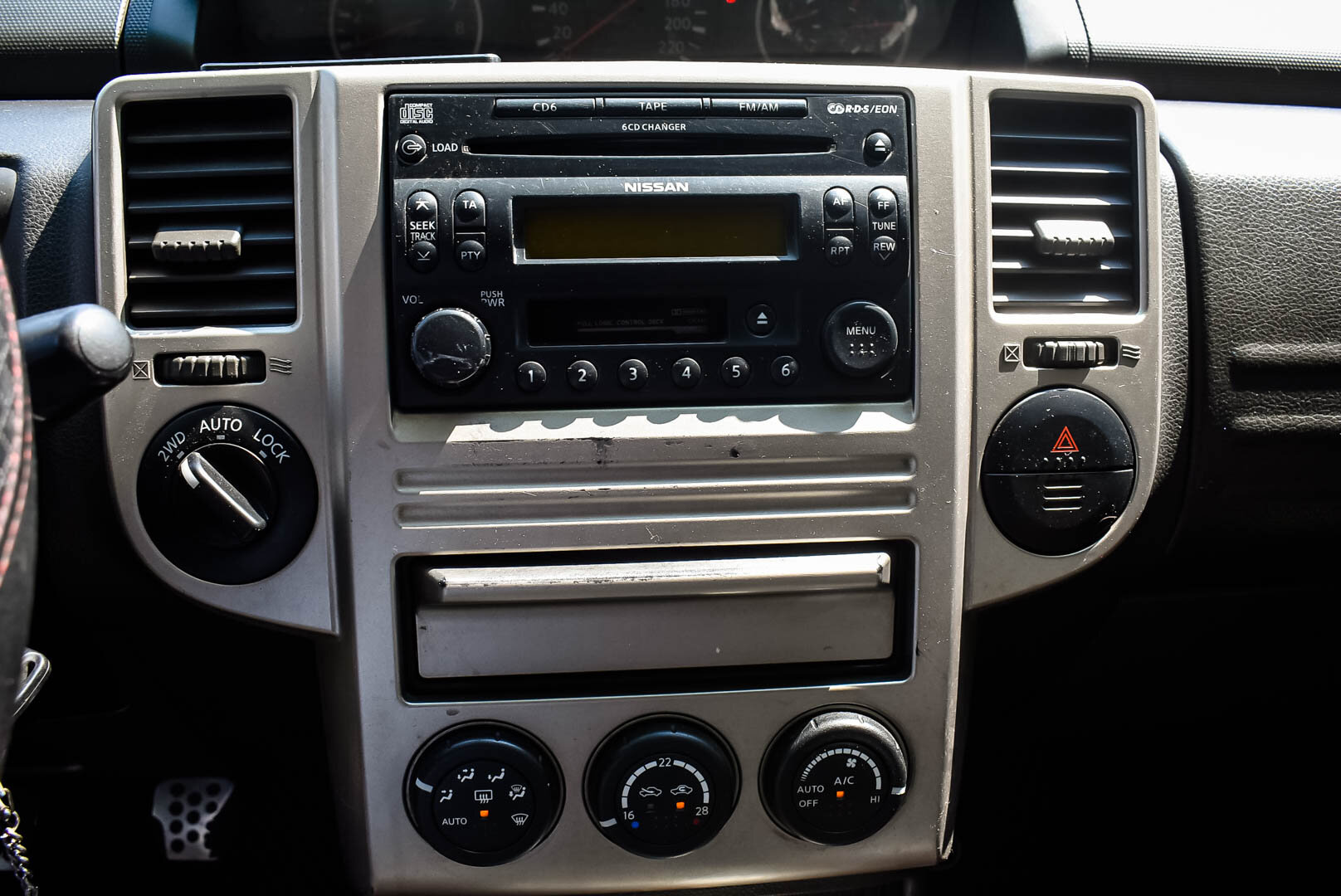 Nissan X-Trail, I Рестайлинг 2.5 MT (165 л.с.) 4WD 2006