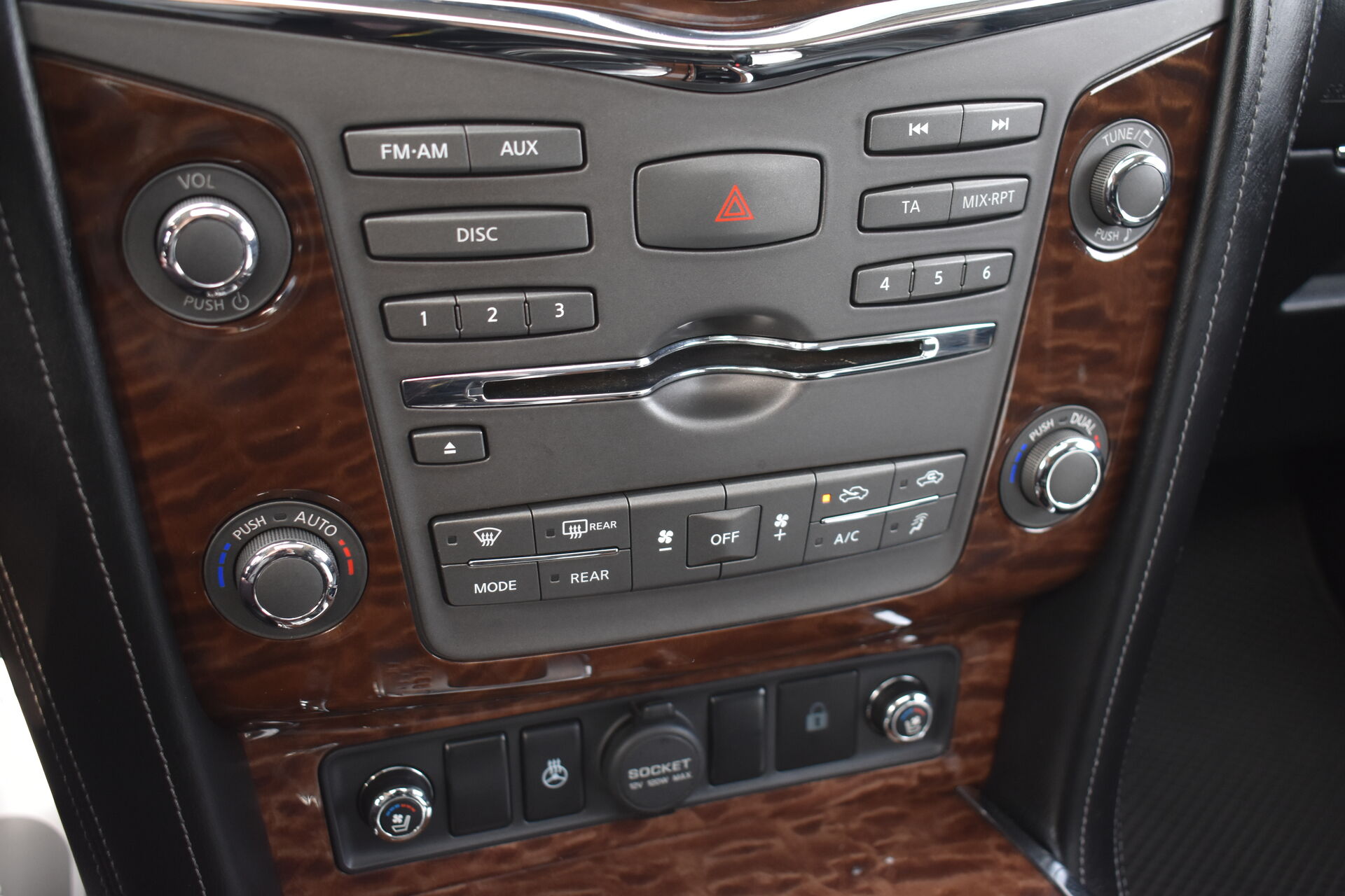 Nissan Patrol, VI (Y62) Рестайлинг 5.6 AT (405 л.с.) 4WD 2014