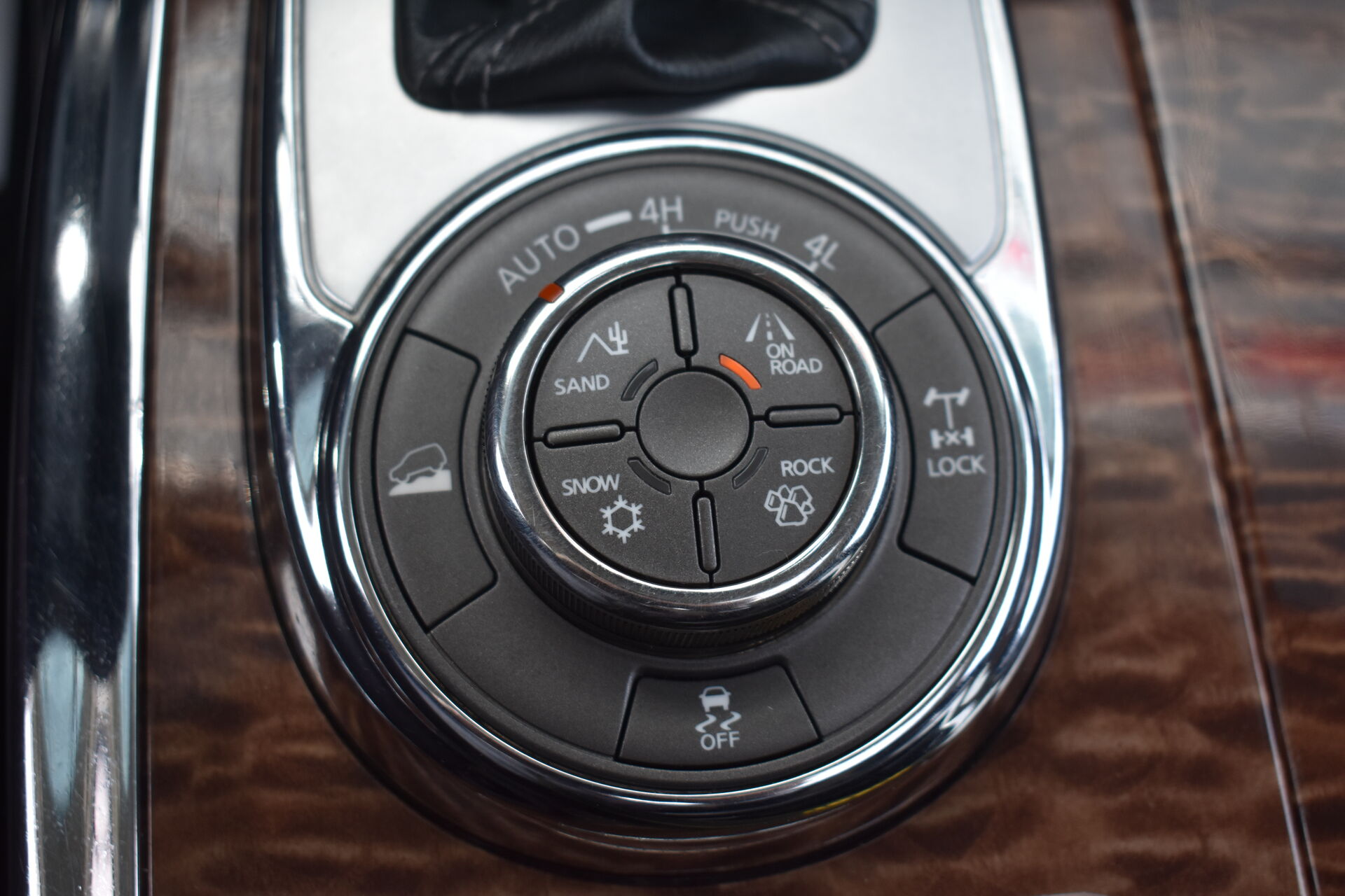 Nissan Patrol, VI (Y62) Рестайлинг 5.6 AT (405 л.с.) 4WD 2014