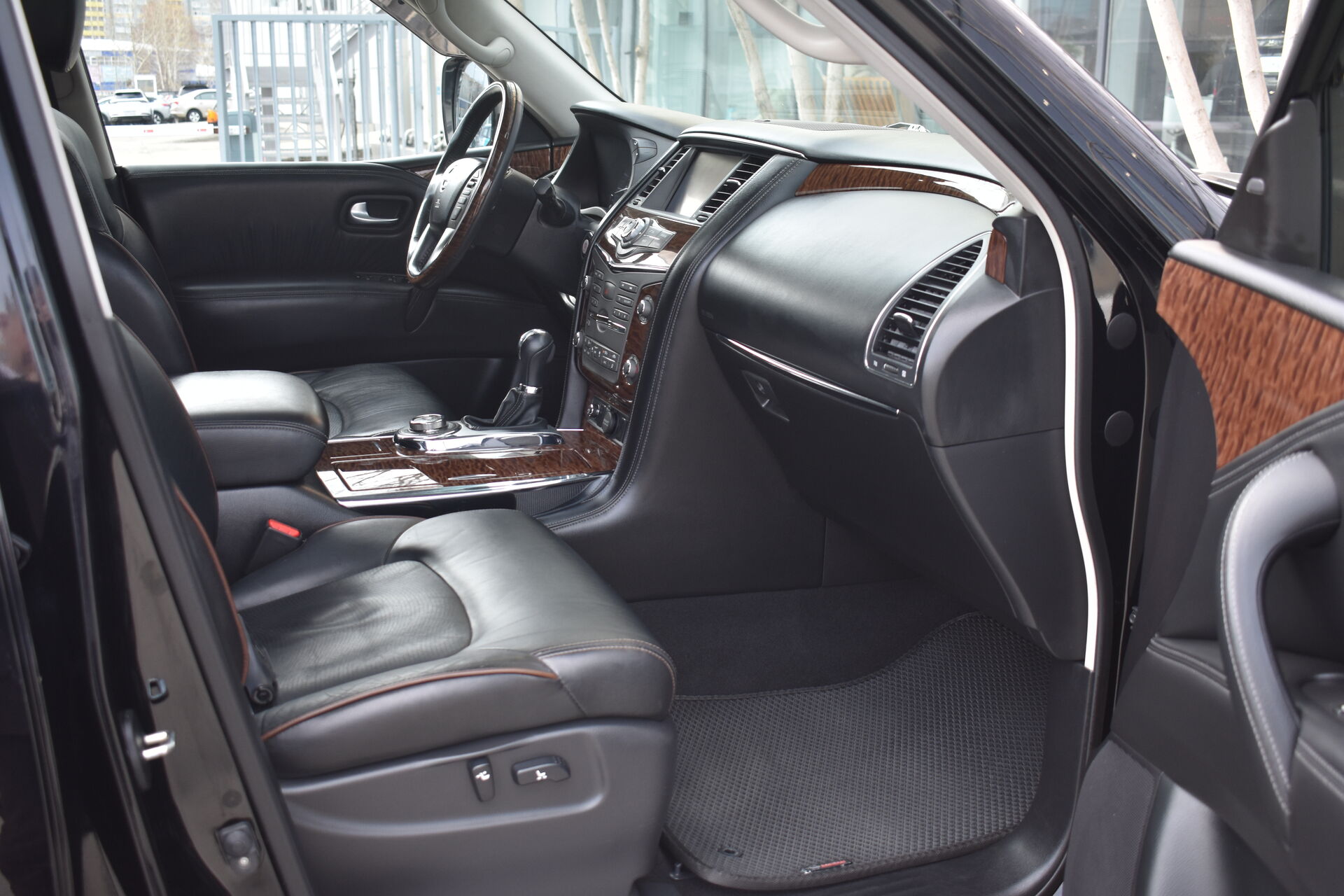 Nissan Patrol, VI (Y62) Рестайлинг 5.6 AT (405 л.с.) 4WD 2014