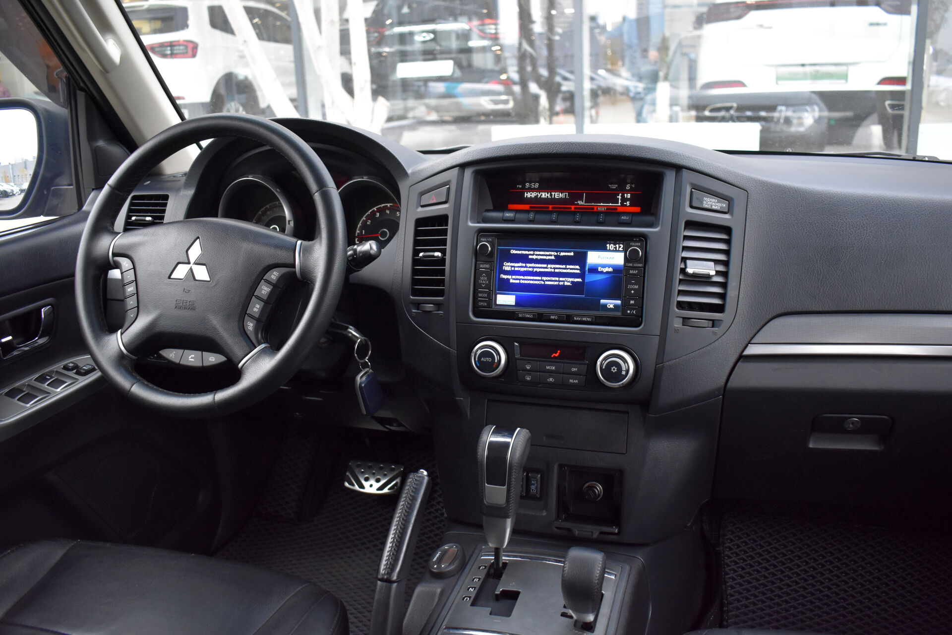 Mitsubishi Pajero, IV Рестайлинг 1 3.2d AT (200 л.с.) 4WD 2013