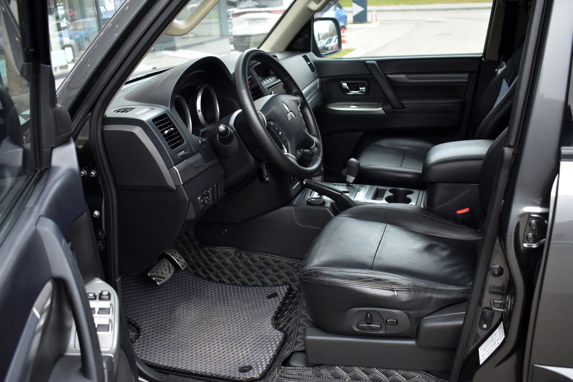 Mitsubishi Pajero, IV Рестайлинг 1 3.2d AT (200 л.с.) 4WD 2013