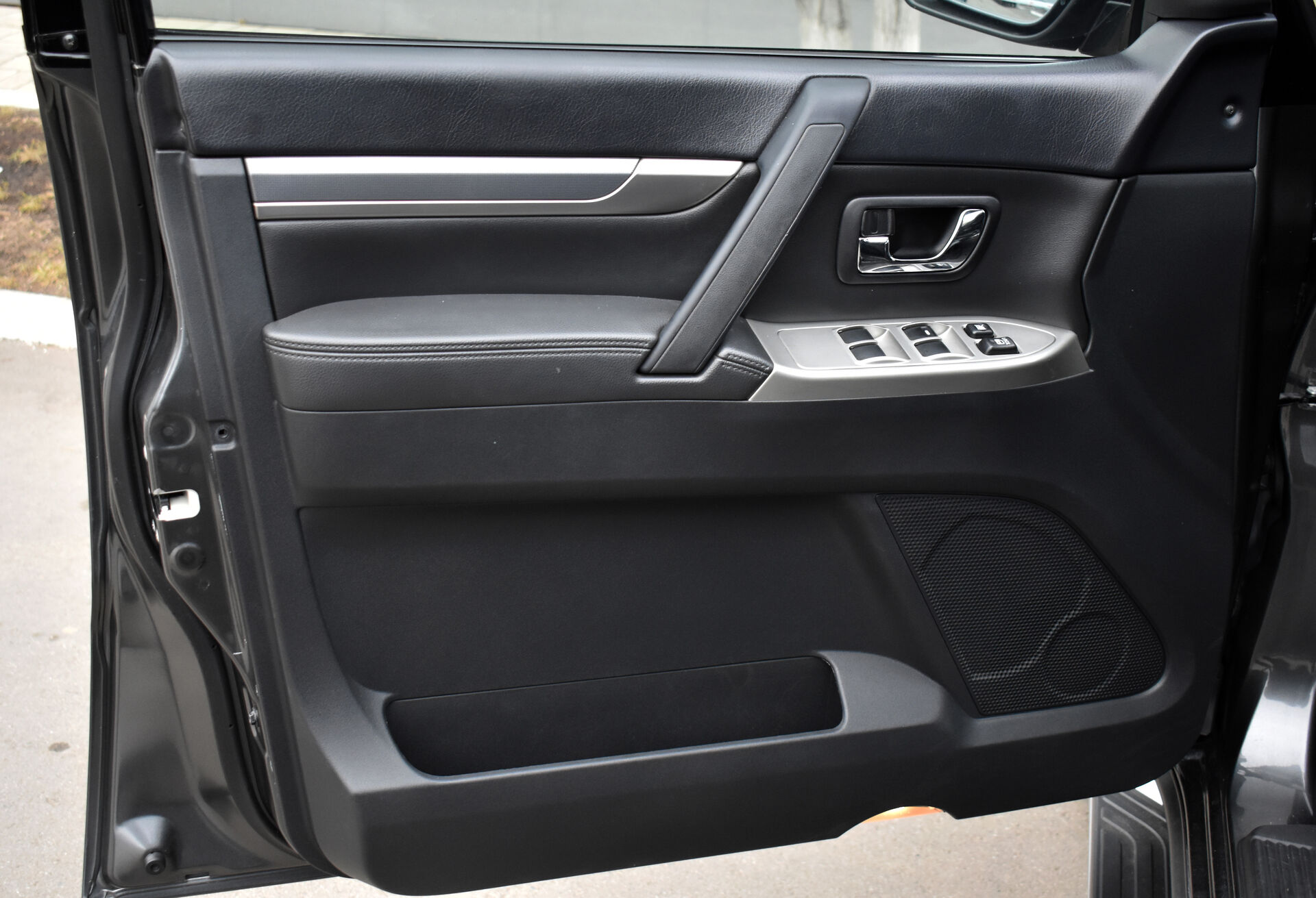 Mitsubishi Pajero, IV Рестайлинг 1 3.2d AT (200 л.с.) 4WD 2013