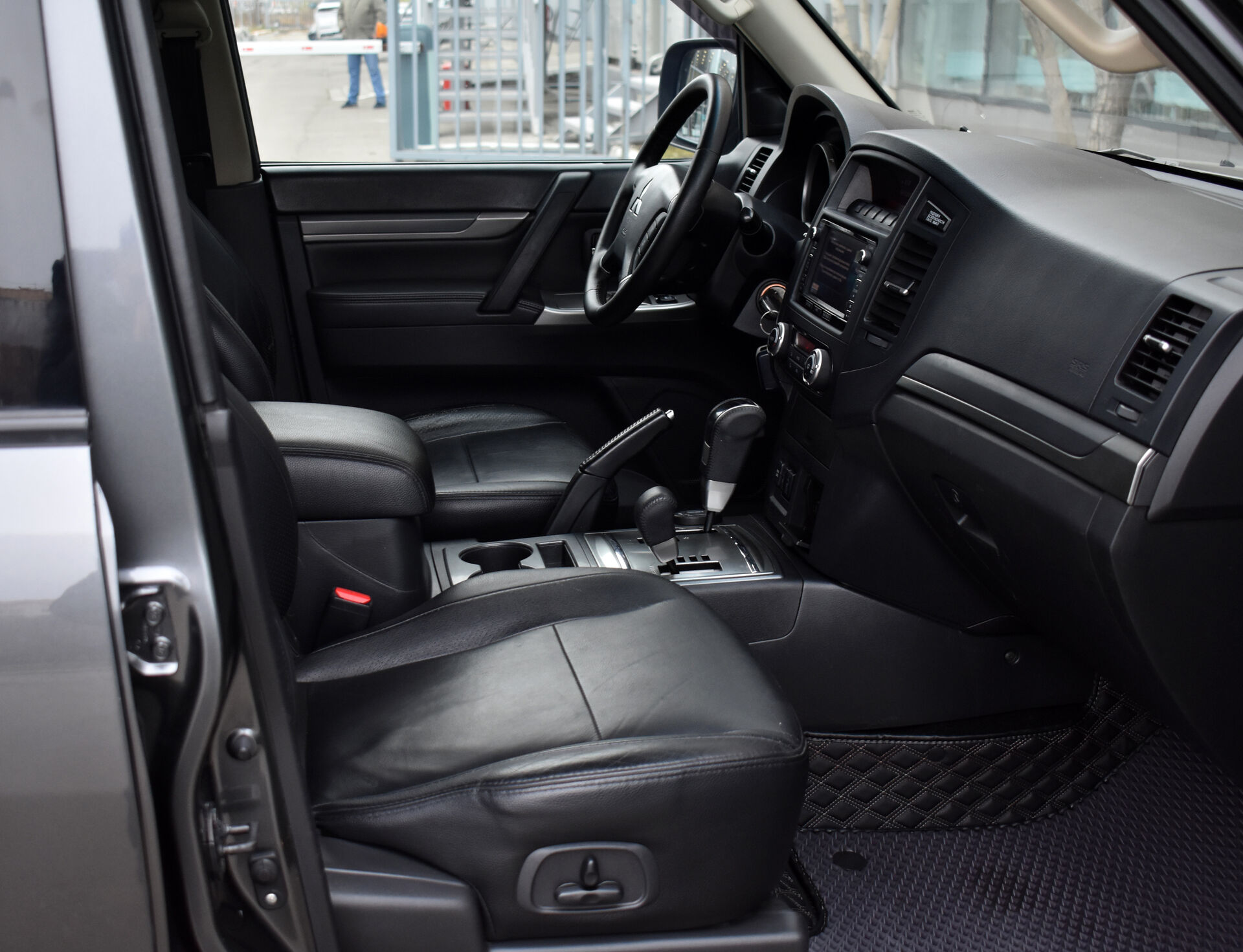 Mitsubishi Pajero, IV Рестайлинг 1 3.2d AT (200 л.с.) 4WD 2013