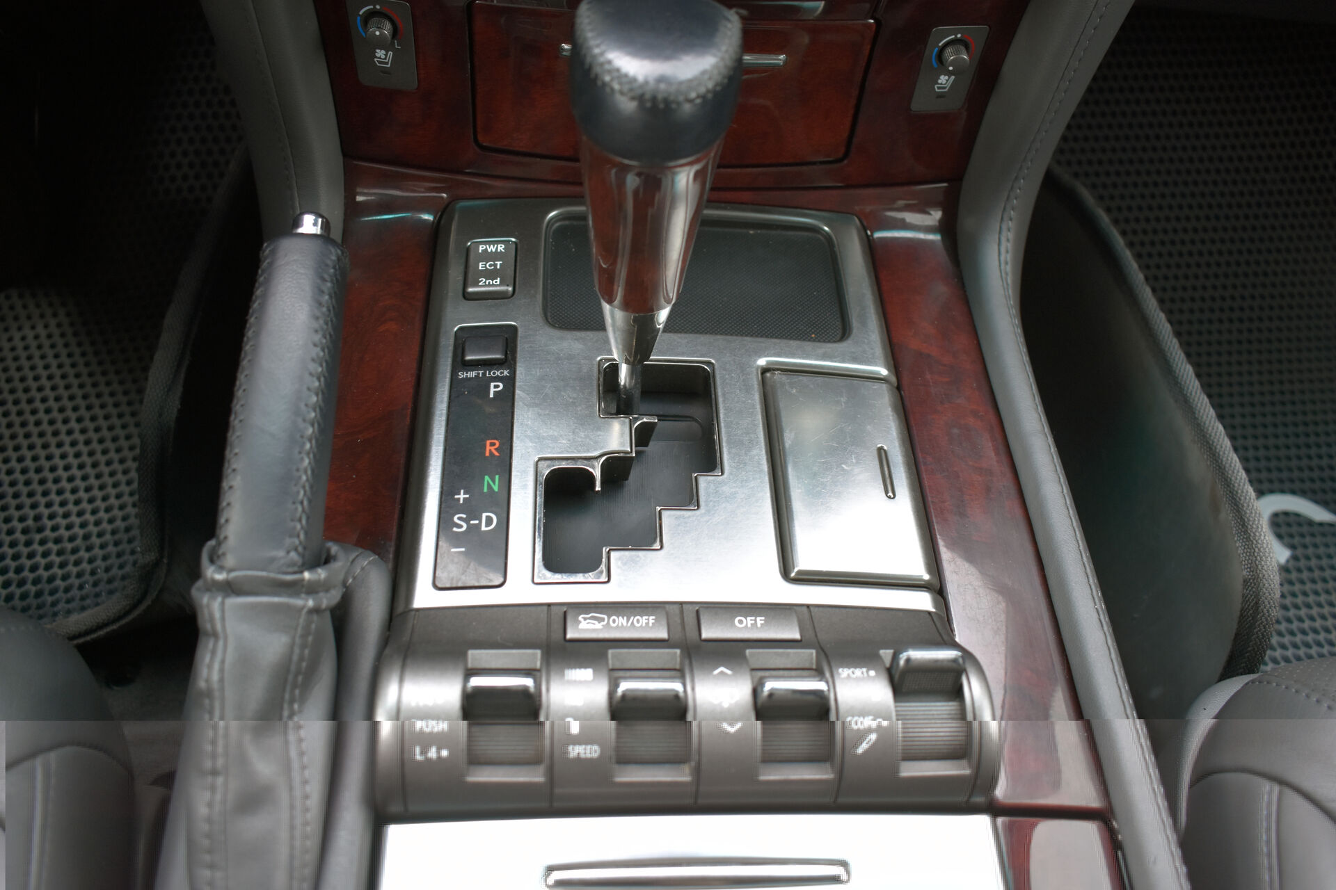 Lexus LX, III 570 5.7 AT (383 л.с.) 4WD 2008