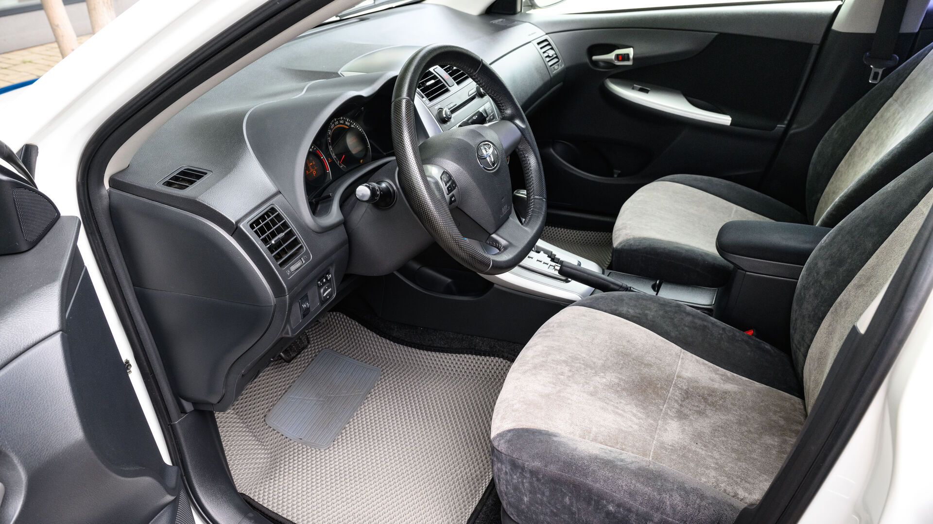 Toyota Corolla, X (E140, E150) Рестайлинг 1.6 AT (124 л.с.) 2011