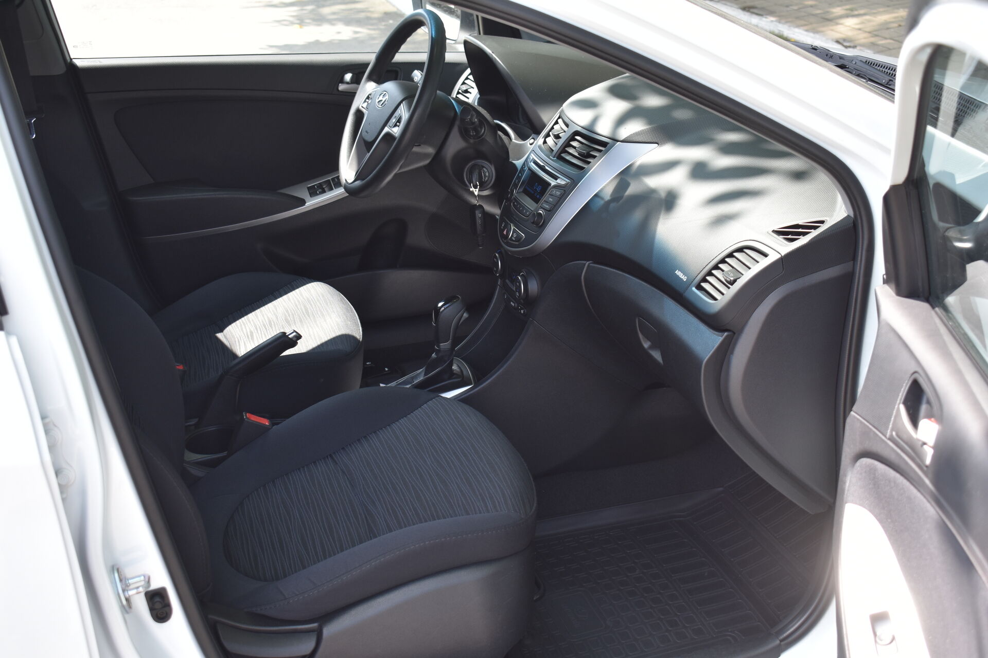 Hyundai Solaris, I Рестайлинг 1.6 AT (123 л.с.) 2015