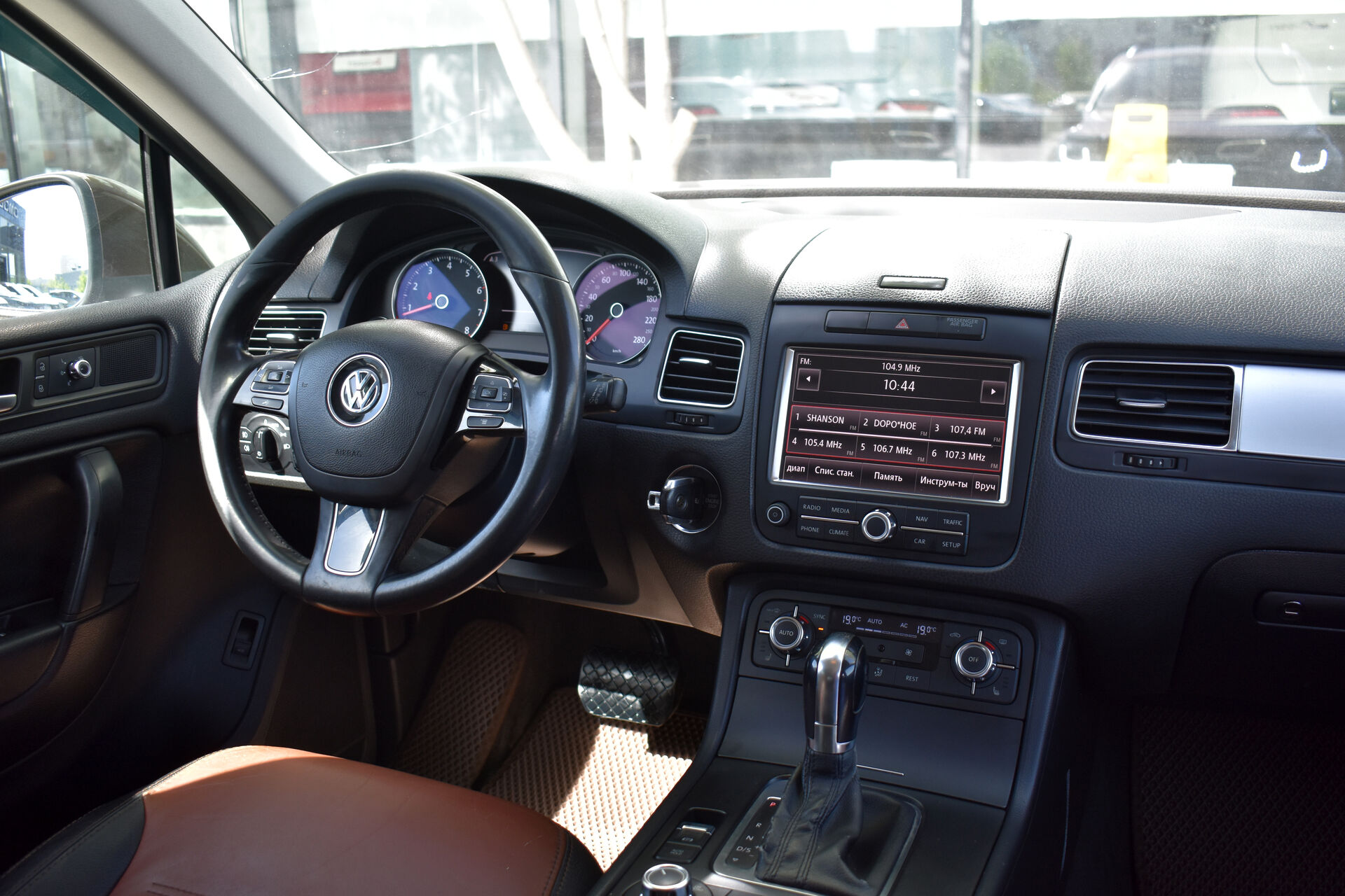 Volkswagen Touareg, II 3.6 AT (249 л.с.) 4WD 2012