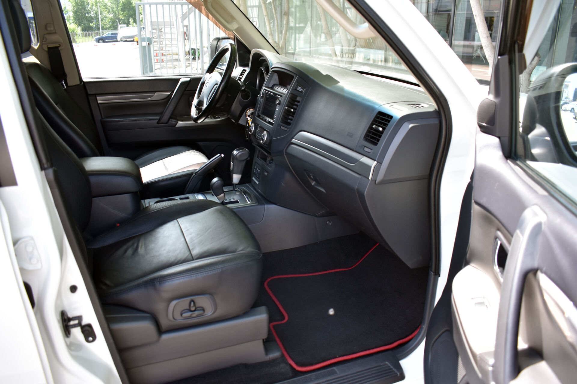 Mitsubishi Pajero, IV Рестайлинг 1 3.0 AT (178 л.с.) 4WD 2013