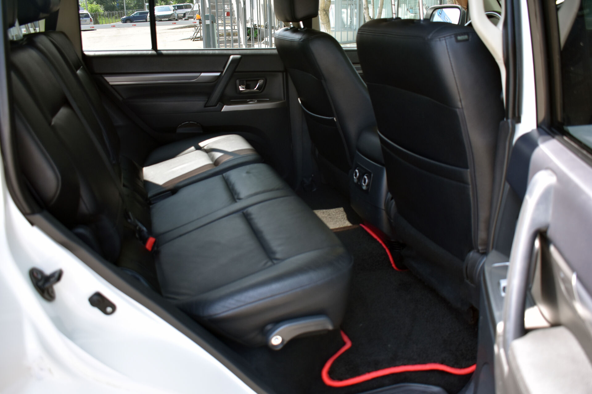 Mitsubishi Pajero, IV Рестайлинг 1 3.0 AT (178 л.с.) 4WD 2013