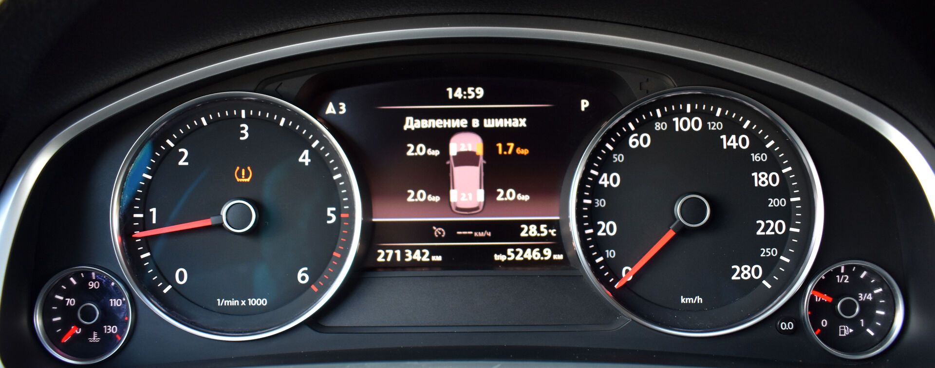 Volkswagen Touareg, II Рестайлинг 3.0d AT (245 л.с.) 4WD 2014