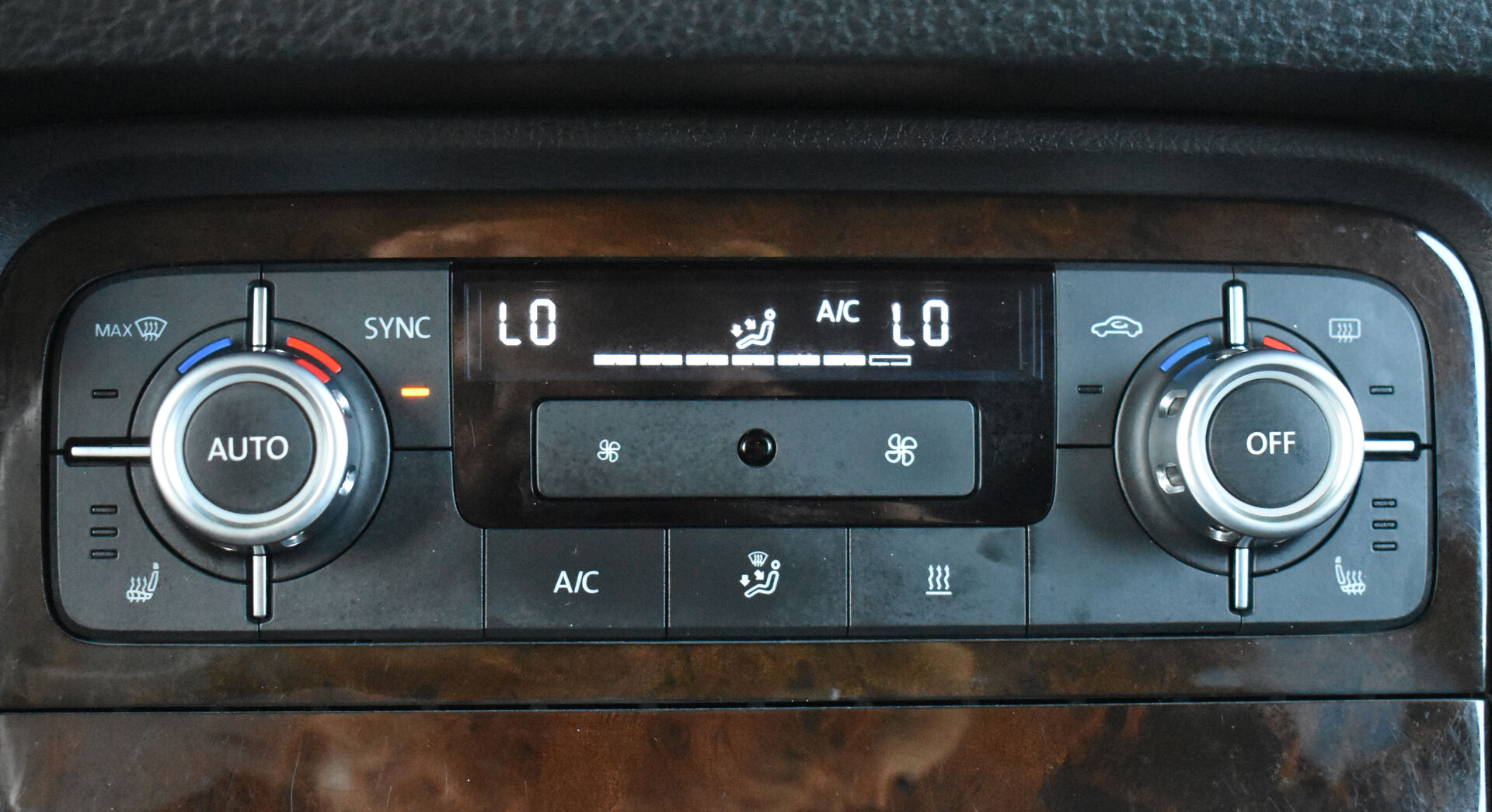 Volkswagen Touareg, II Рестайлинг 3.0d AT (245 л.с.) 4WD 2014