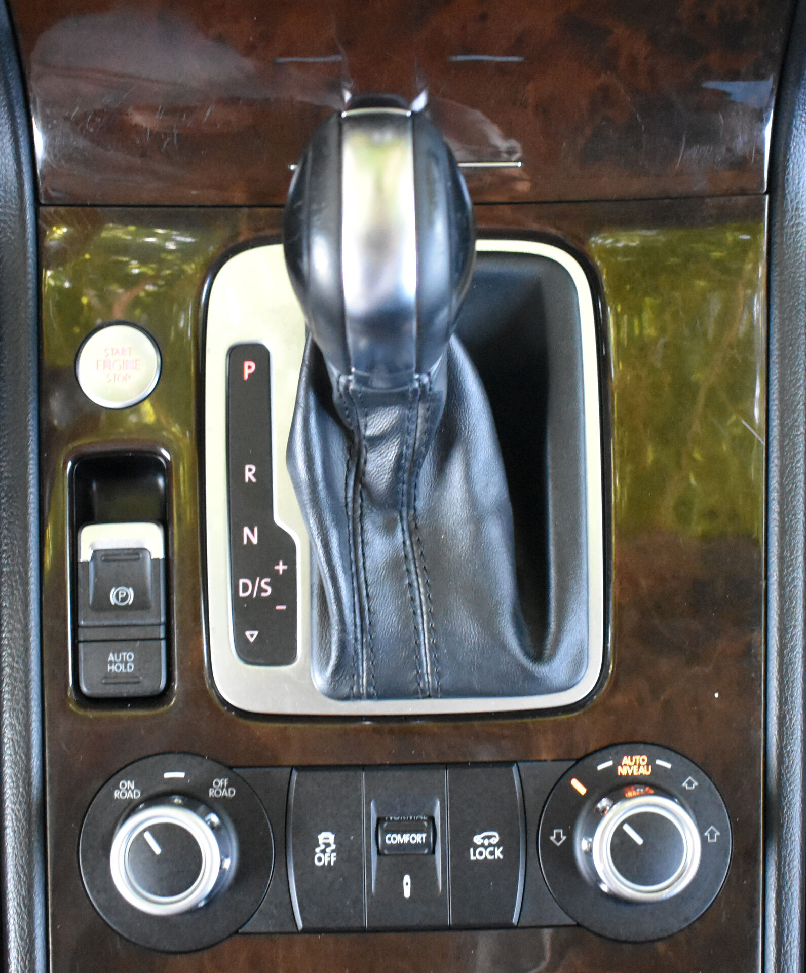 Volkswagen Touareg, II Рестайлинг 3.0d AT (245 л.с.) 4WD 2014