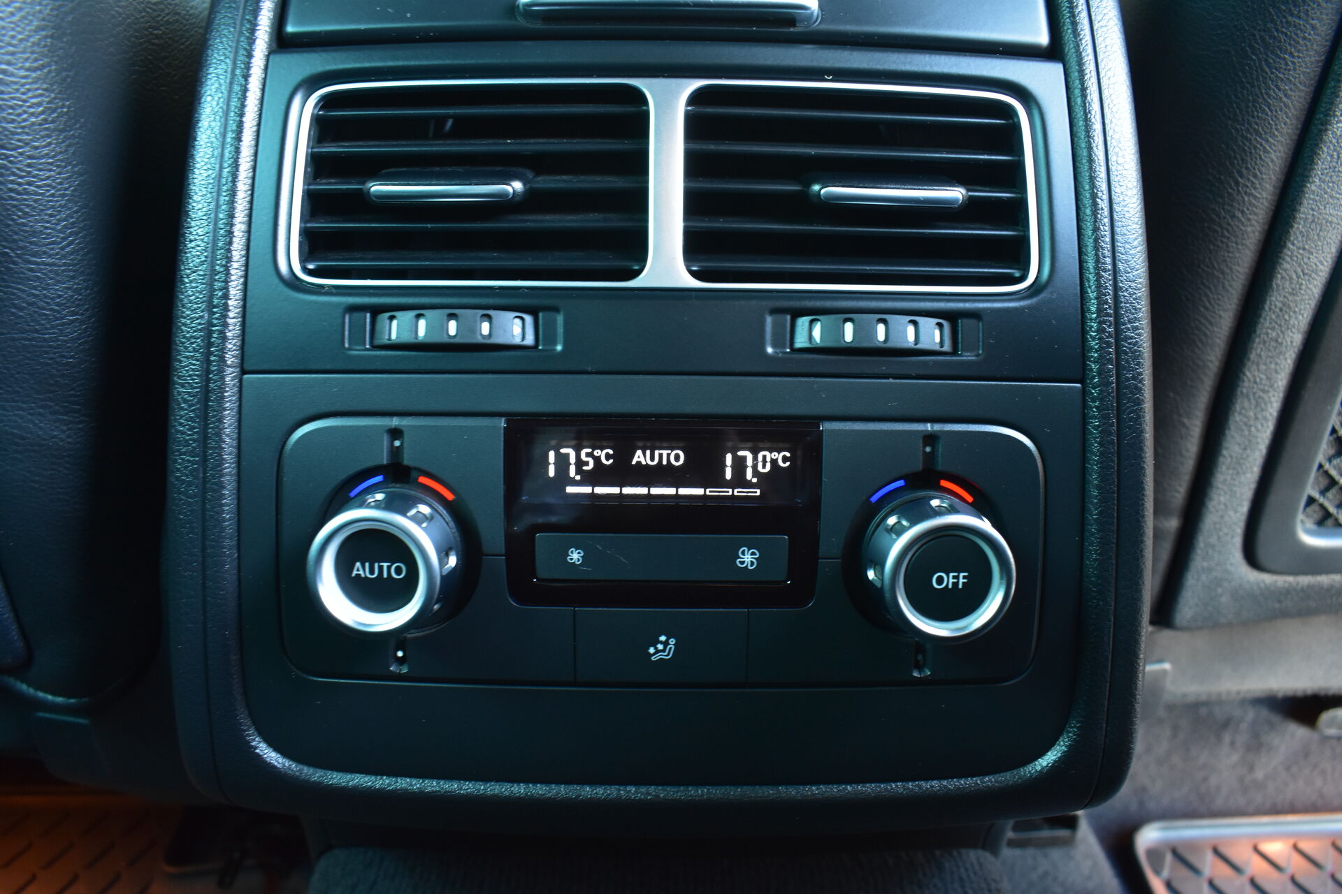 Volkswagen Touareg, II 3.6 AT (249 л.с.) 4WD 2011