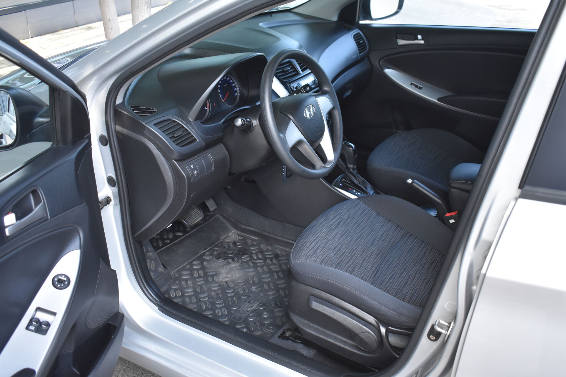 Hyundai Solaris, I Рестайлинг 1.6 AT (123 л.с.) 2014