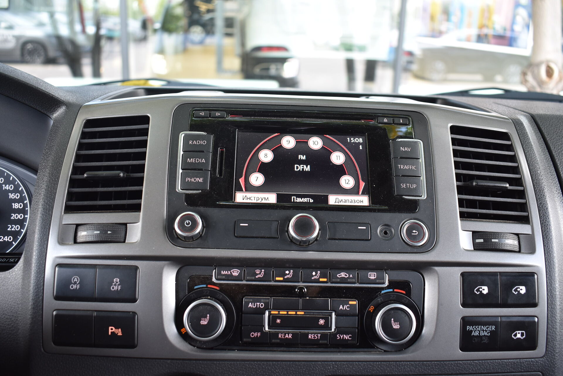 Volkswagen Caravelle, T5 Рестайлинг 2.0d AMT (180 л.с.) 4WD 2012