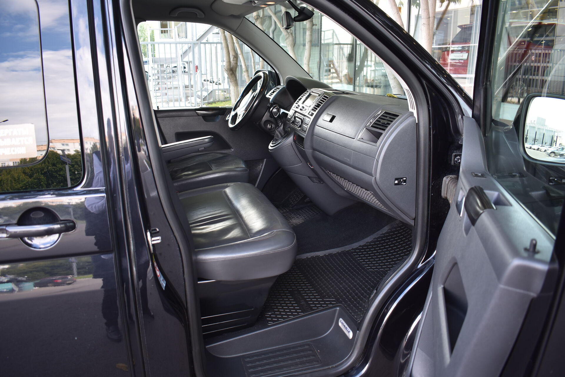 Volkswagen Caravelle, T5 Рестайлинг 2.0d AMT (180 л.с.) 4WD 2012