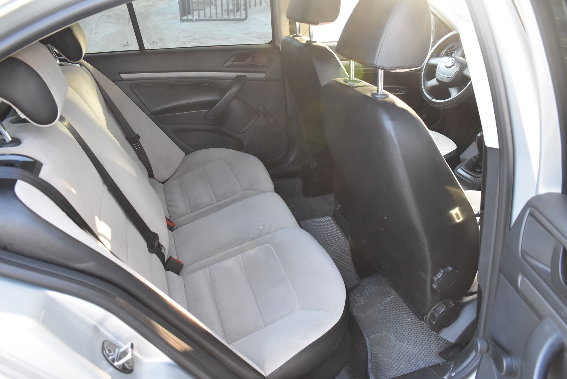 Skoda Octavia, II (A5) Рестайлинг 1.6 MT (102 л.с.) 2012