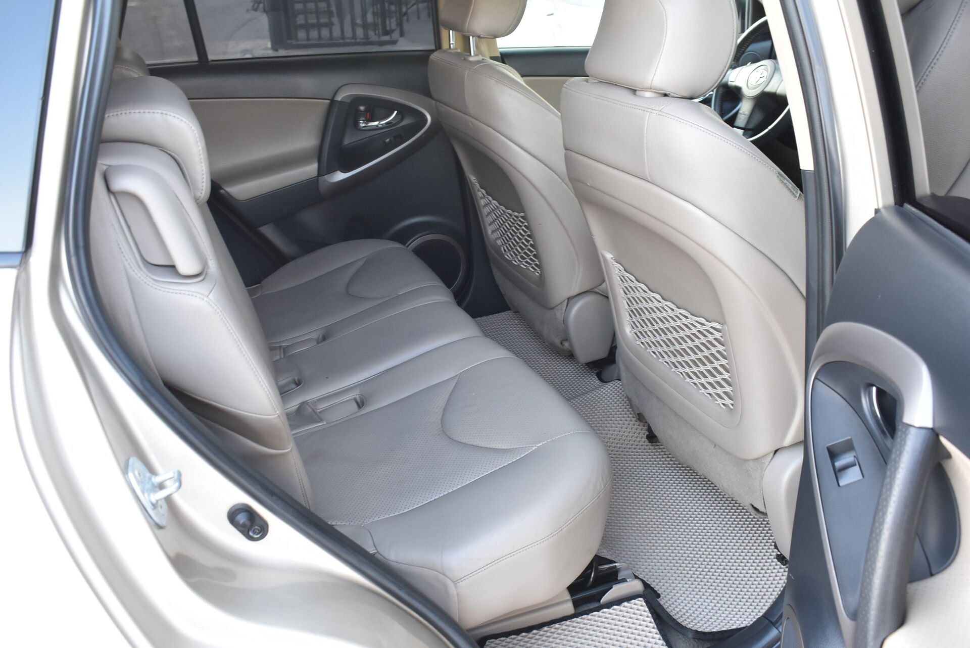 Toyota RAV4, II (XA20) Рестайлинг 2.0 AT (150 л.с.) 4WD 2006