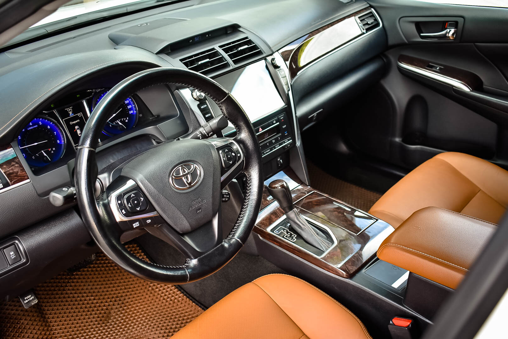 Toyota Camry, VII (XV50) Рестайлинг 2.5 AT (181 л.с.) 2016