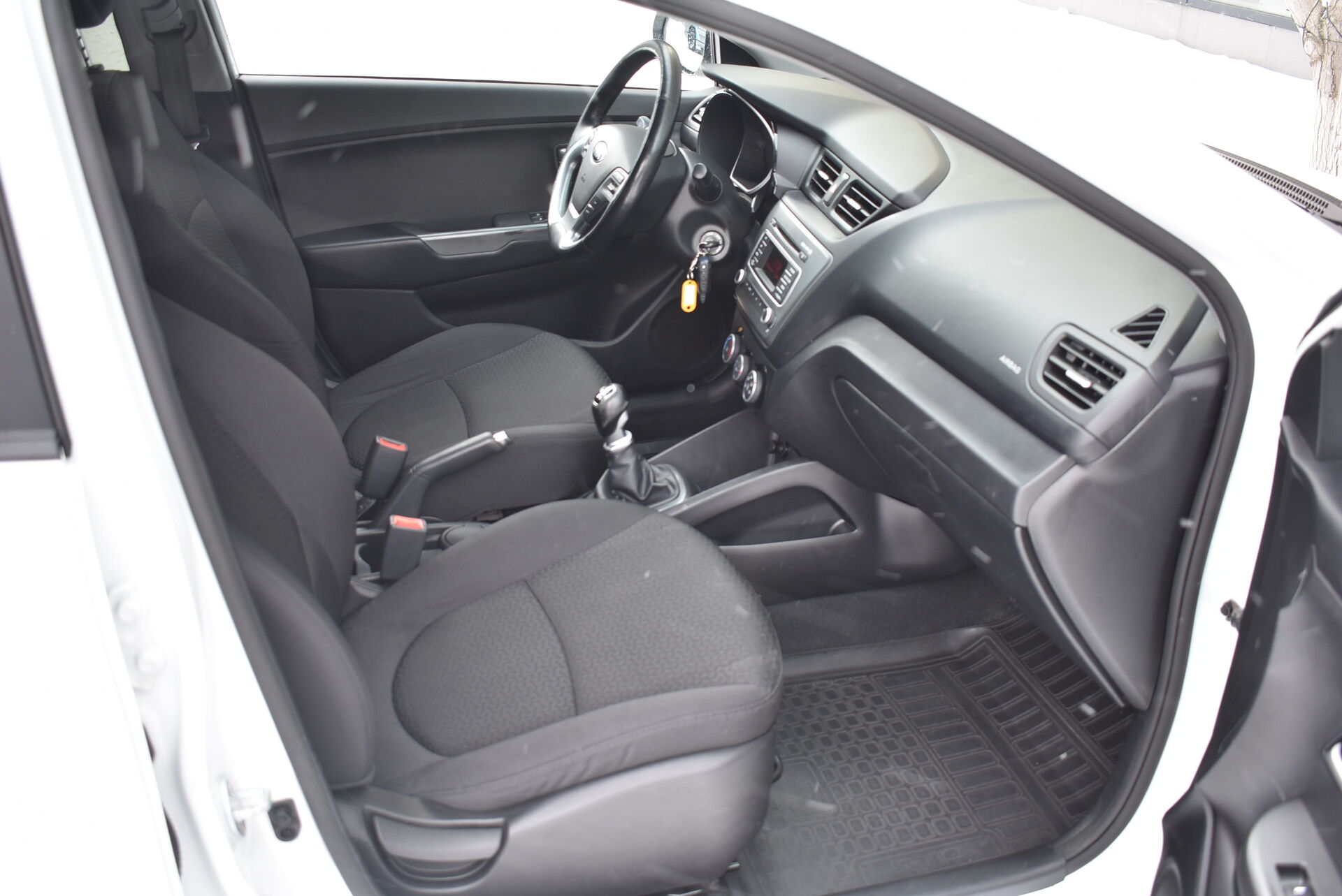 Kia Rio, III Рестайлинг 1.6 MT (123 л.с.) 2015