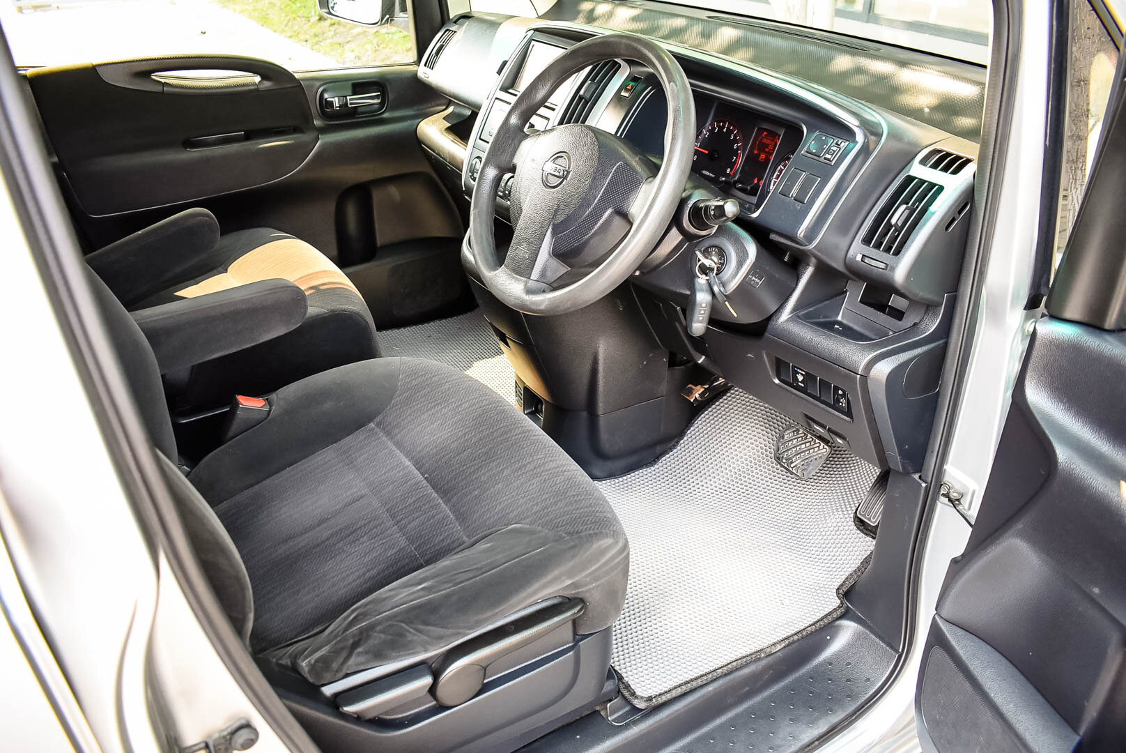 Nissan Serena, III (C25) 2.0 CVT (137 л.с.) 2009
