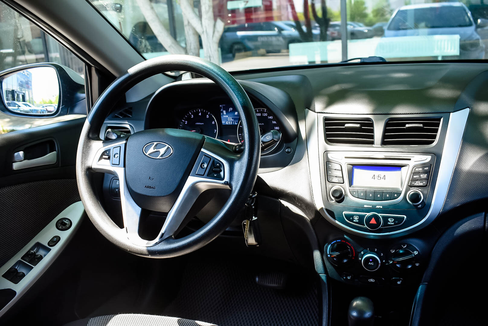 Hyundai Solaris, I 1.4 AT (107 л.с.) 2012