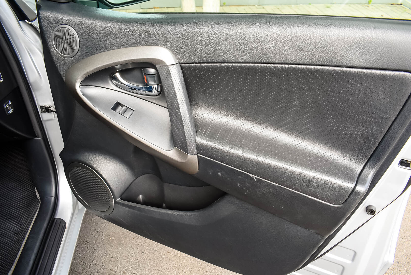 Toyota RAV4, III (XA30) Рестайлинг 2.4 AT (170 л.с.) 4WD 2011