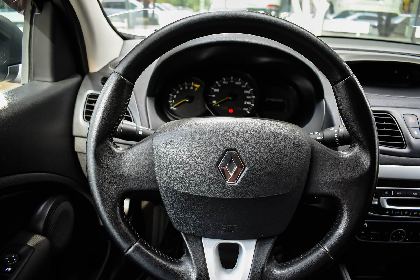 Renault Fluence, I 1.6 MT (106 л.с.) 2012