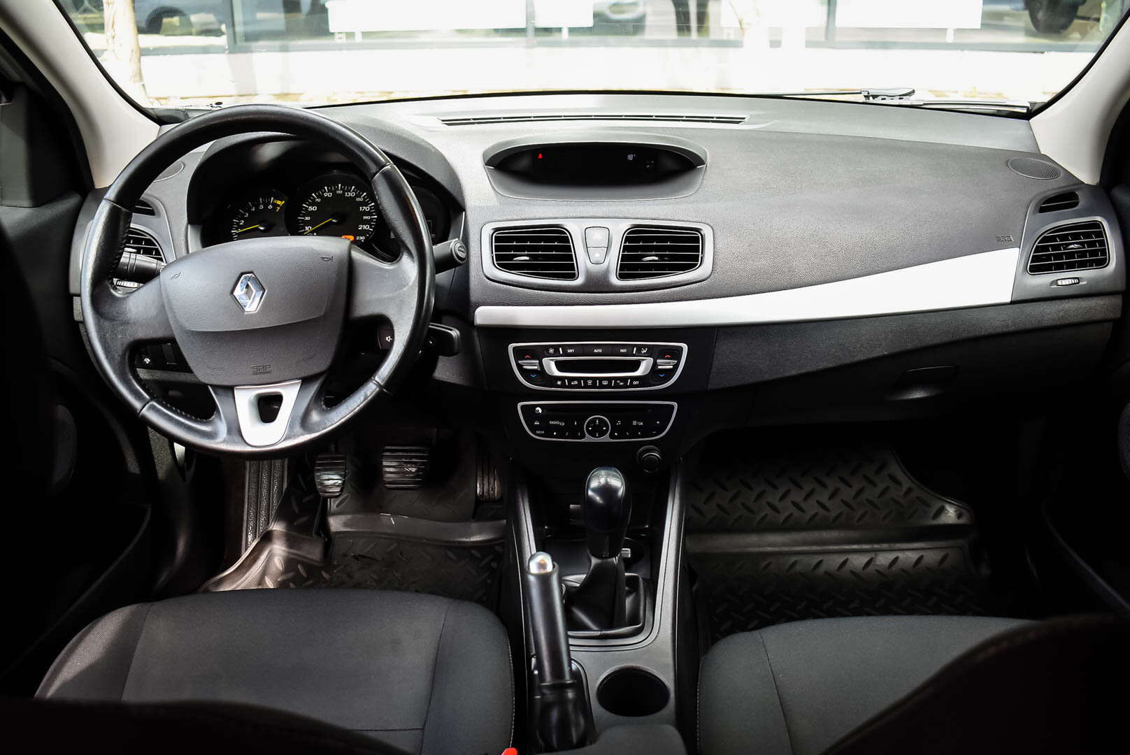 Renault Fluence, I 1.6 MT (106 л.с.) 2012