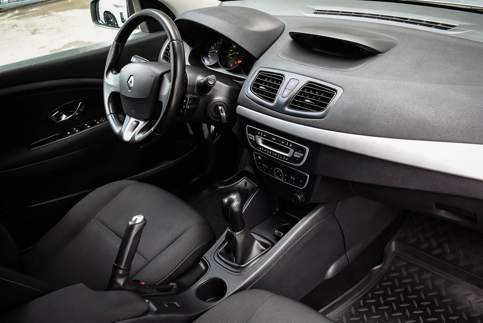 Renault Fluence, I 1.6 MT (106 л.с.) 2012