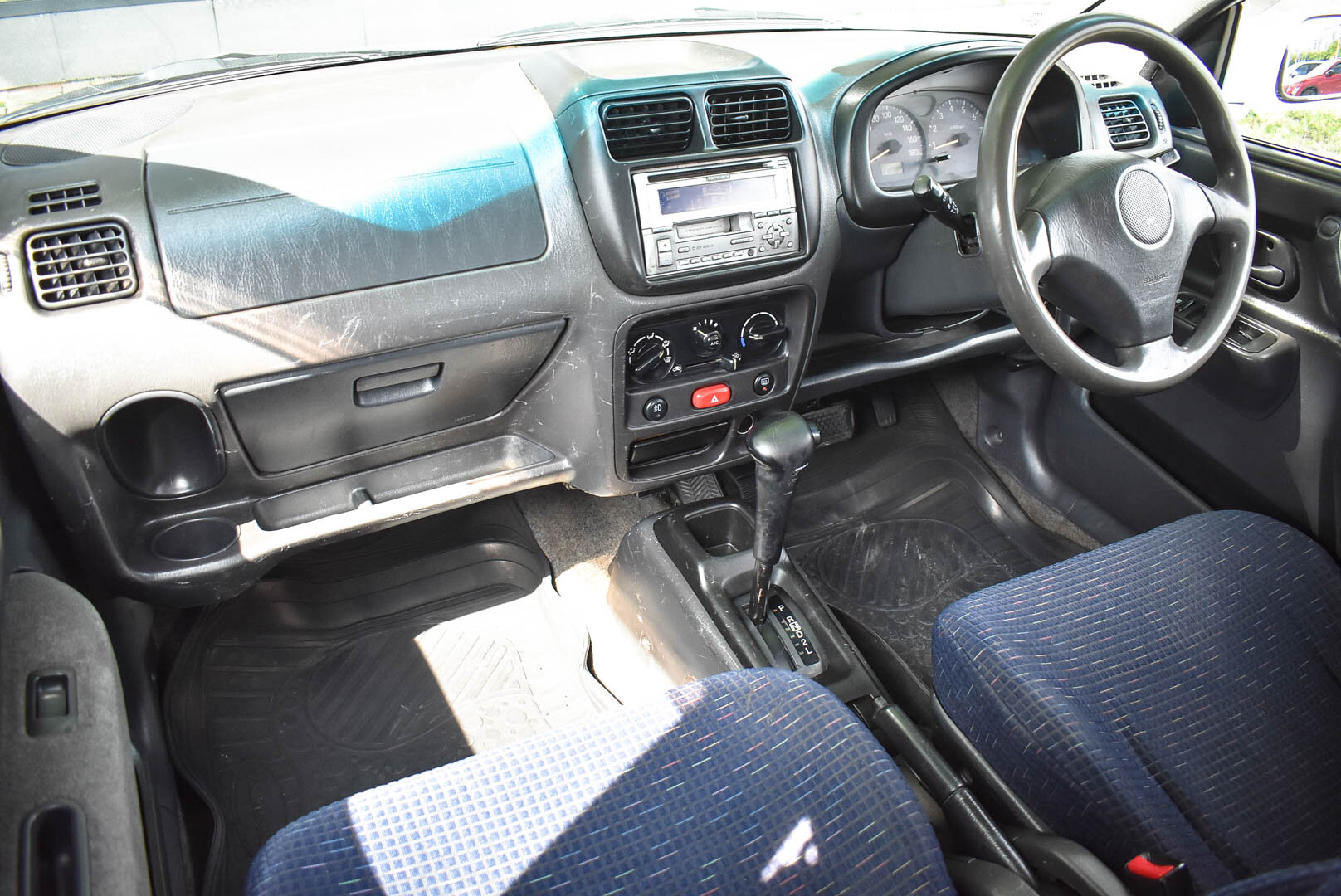 Suzuki Swift, II Рестайлинг 1.3 AT (86 л.с.) 2002