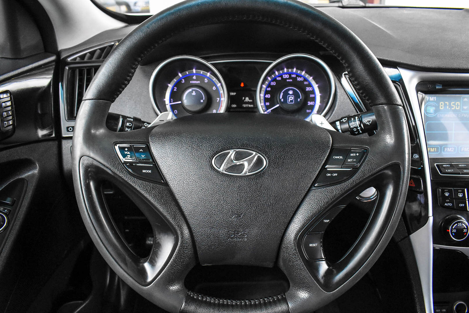Hyundai Sonata, VI (YF) 2.0 AT (150 л.с.) 2011