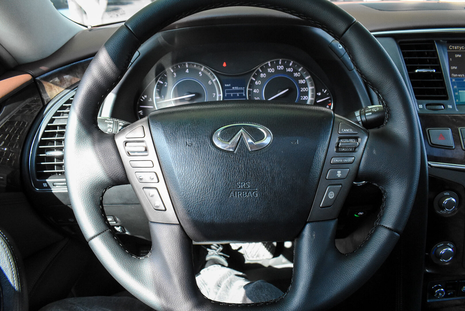 Infiniti QX56, II 5.6 AT (405 л.с.) 4WD 2010
