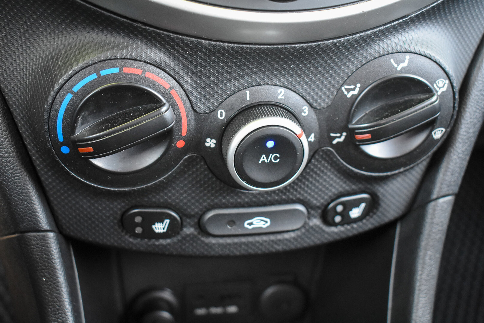 Hyundai Solaris, I 1.4 AT (107 л.с.) 2013