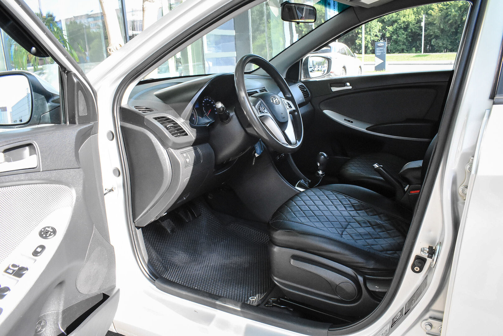 Hyundai Solaris, I 1.4 MT (107 л.с.) 2012
