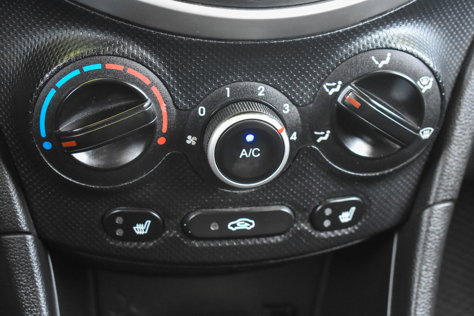 Hyundai Solaris, I 1.4 MT (107 л.с.) 2012
