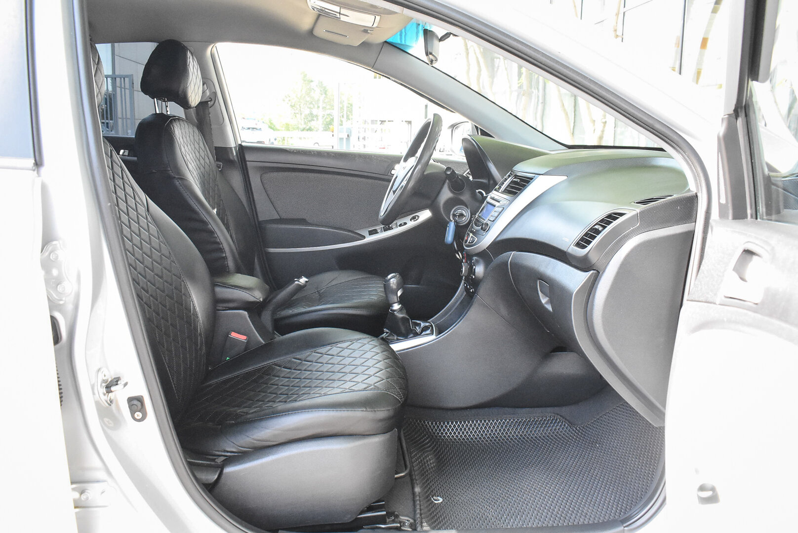 Hyundai Solaris, I 1.4 MT (107 л.с.) 2012