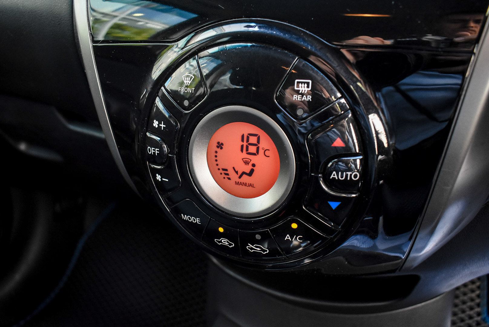 Nissan Note, II 1.2 CVT (98 л.с.) 2015
