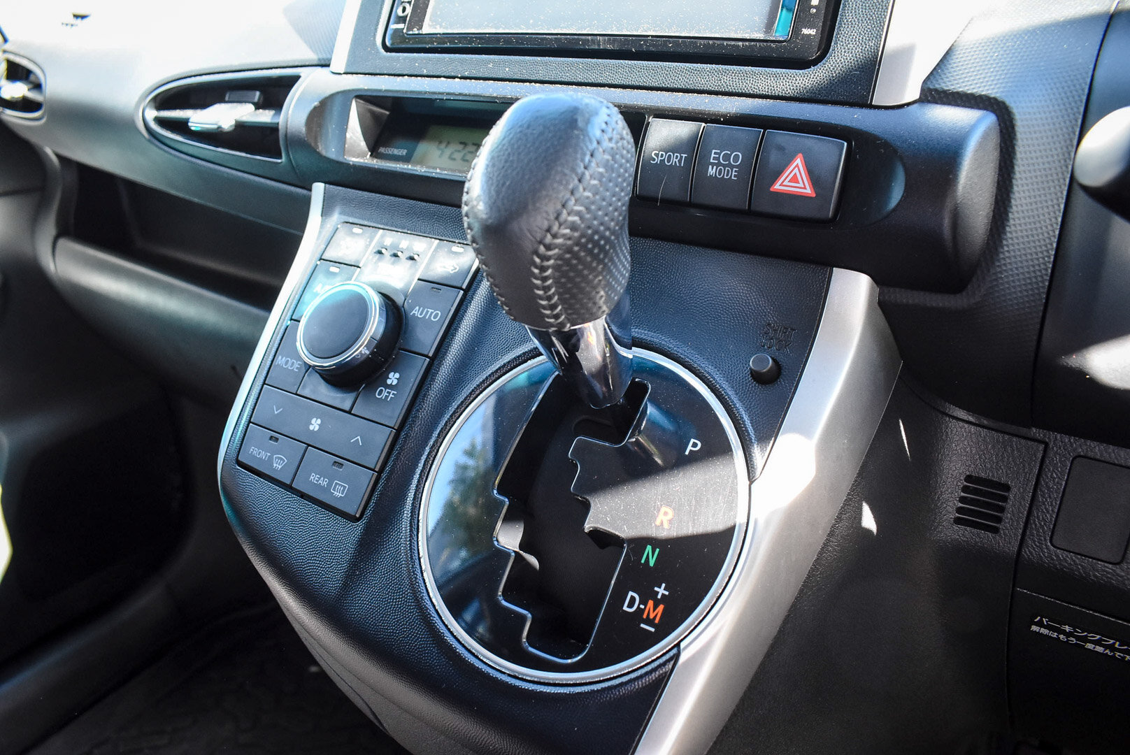 Toyota Wish, II 1.8 CVT (144 л.с.) 2010