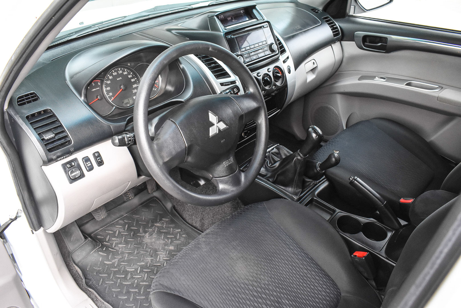 Mitsubishi Pajero Sport, II Рестайлинг 2.5d MT (178 л.с.) 4WD 2015