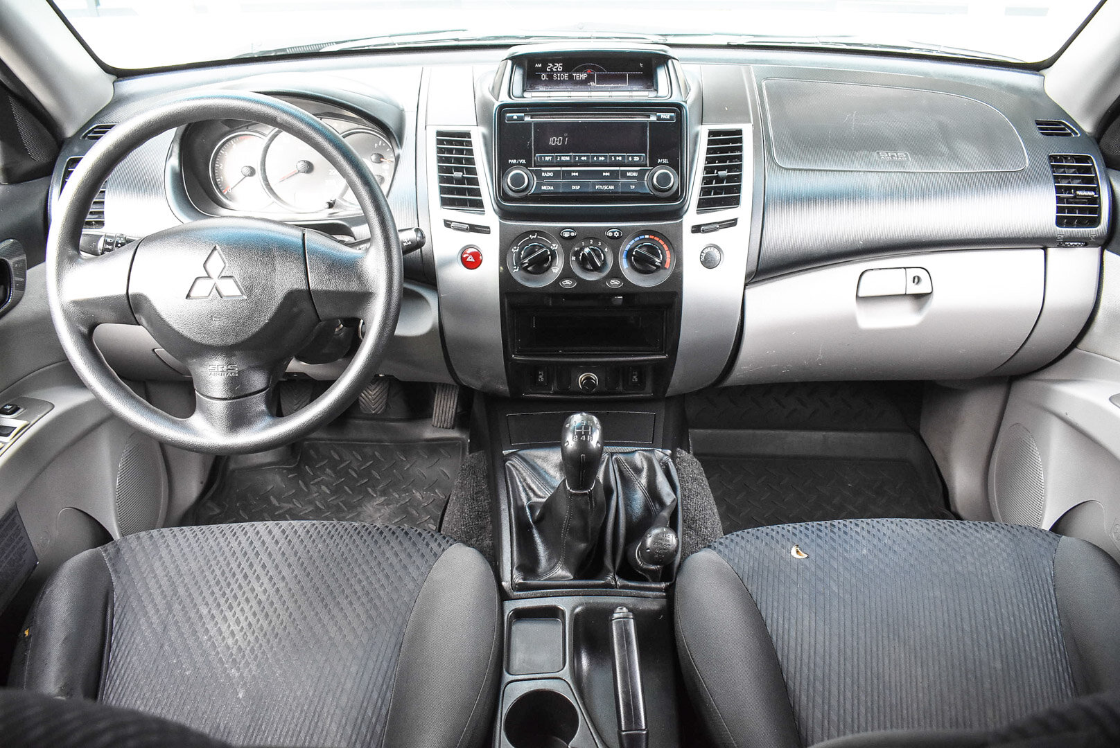 Mitsubishi Pajero Sport, II Рестайлинг 2.5d MT (178 л.с.) 4WD 2015