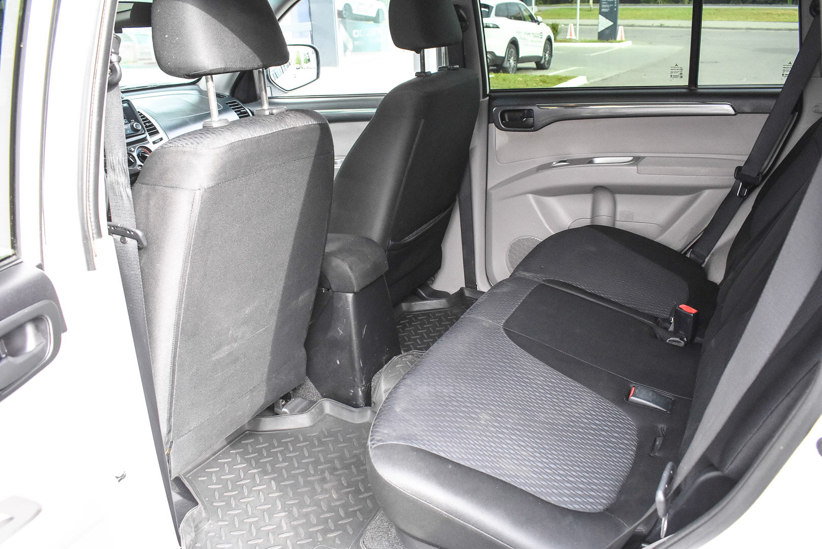 Mitsubishi Pajero Sport, II Рестайлинг 2.5d MT (178 л.с.) 4WD 2015