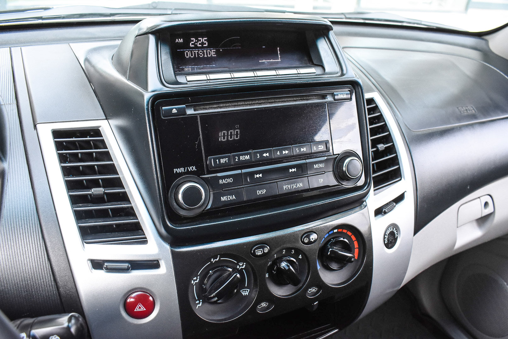 Mitsubishi Pajero Sport, II Рестайлинг 2.5d MT (178 л.с.) 4WD 2015